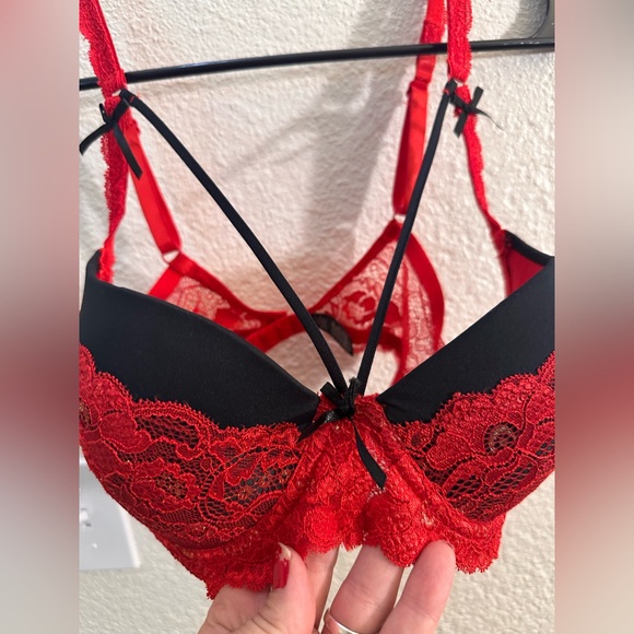 Elegant Red and Black Lace Bra. 36B - Picture 2 of 6